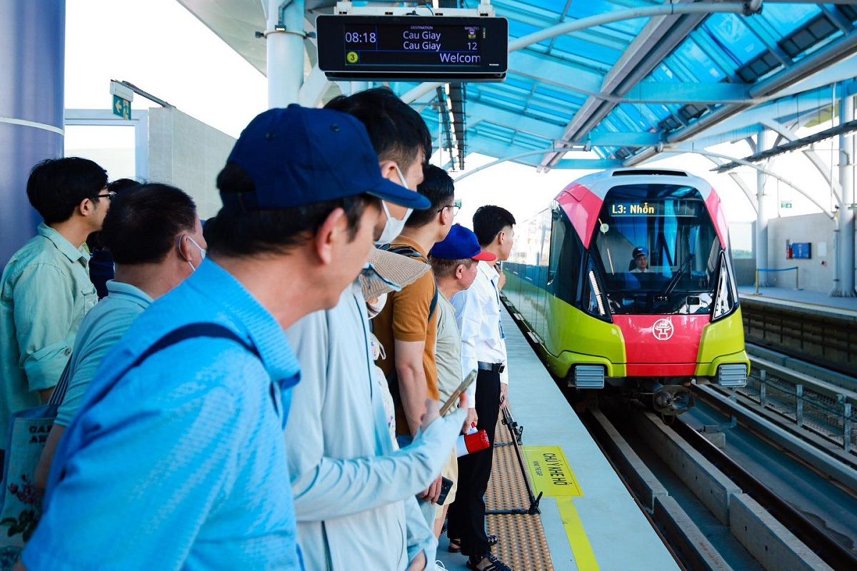 Metro Nhổn – Ga Hà Nội thu hút đông khách đi tàu