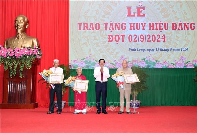 Trao tặng Huy hiệu cho đảng viên cao niên tuổi Đảng