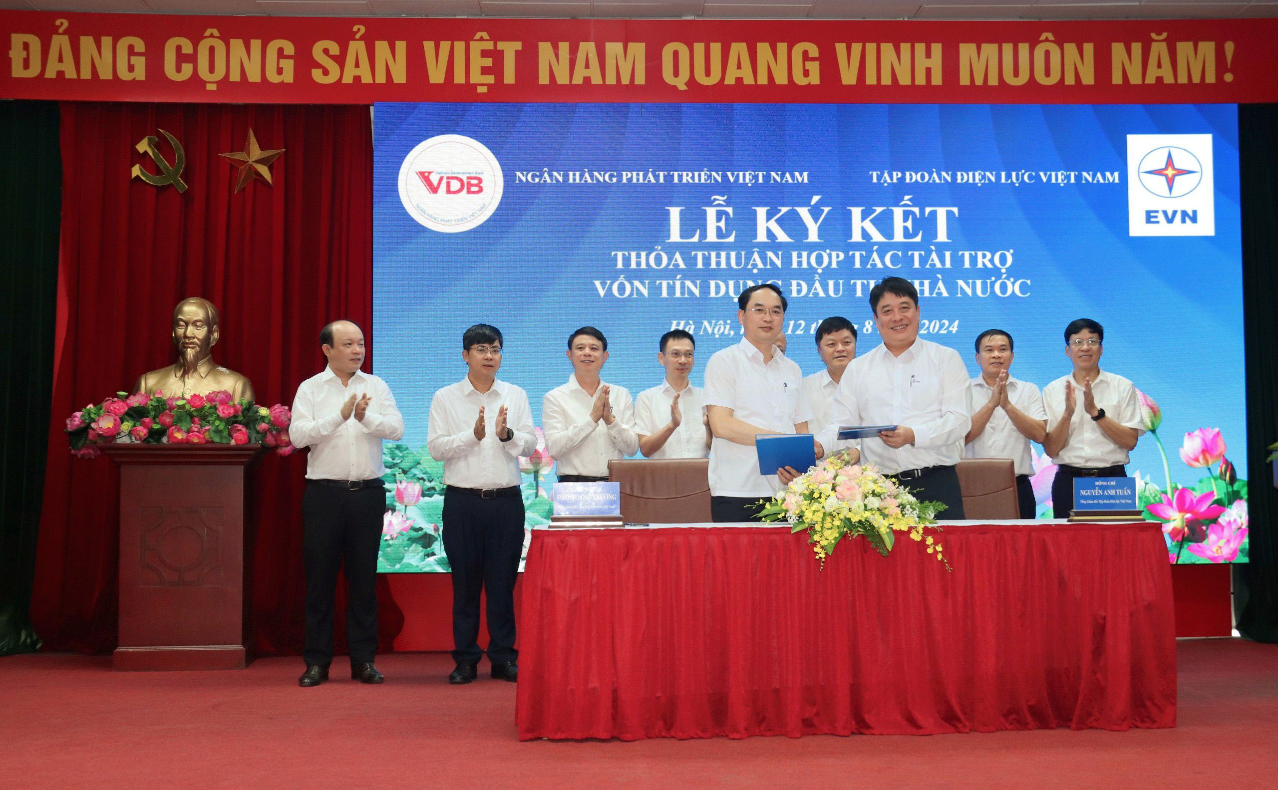 EVN và VDB ký hợp tác tài trợ vốn tín dụng đầu tư của Nhà nước