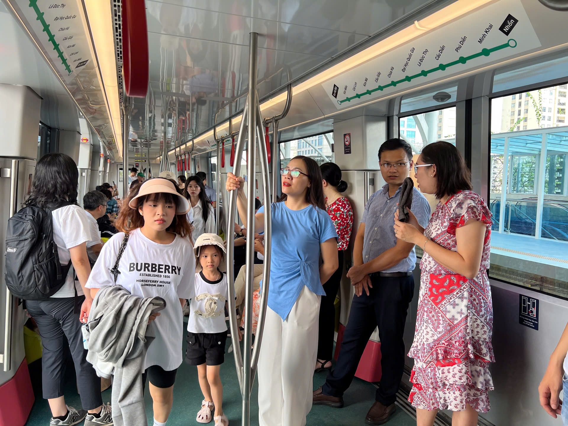 Tàu điện metro tuyến Nhổn – ga Hà Nội thu hút khách trải nghiệm 