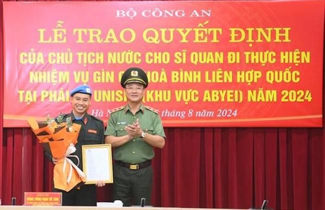 Trao Quyết định của Chủ tịch nước cho sĩ quan làm nhiệm vụ gìn giữ hòa bình Liên hợp quốc