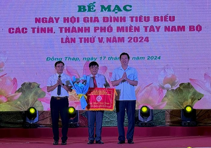 Sôi nổi Ngày hội Gia đình tiêu biểu miền Tây Nam Bộ