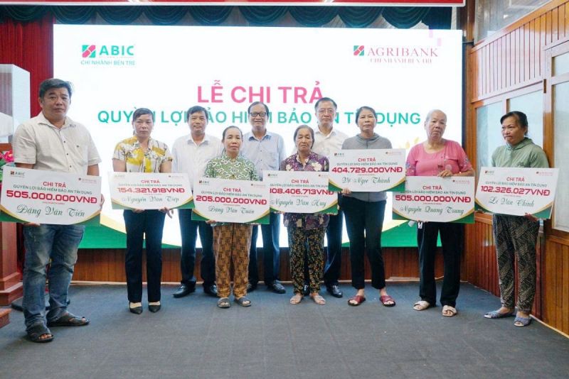 Chi trả hơn 2,1 tỷ đồng quyền lợi bảo hiểm cho khách hàng vay vốn Agribank