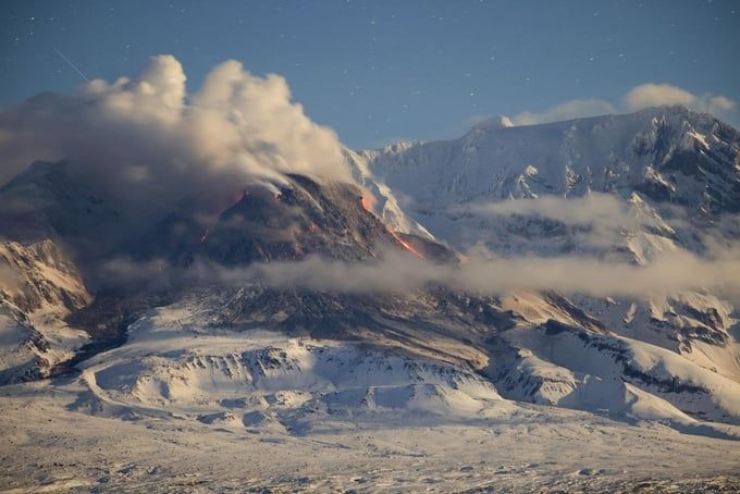 Nga: Núi lửa phun trào kèm theo động đất ở Kamchatka