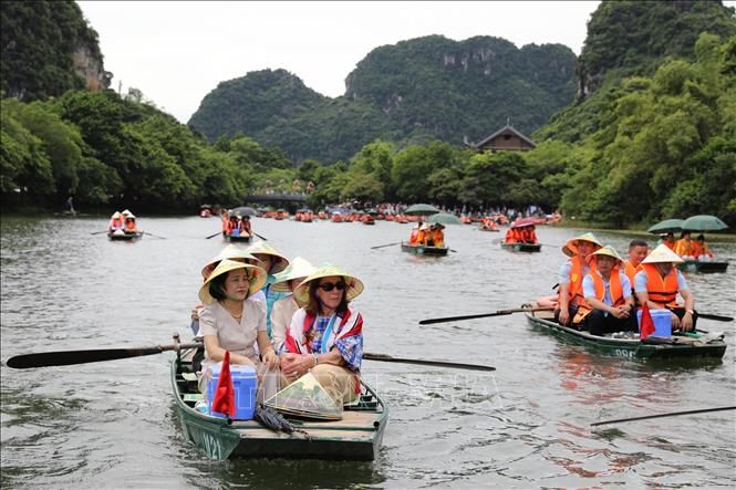 Chủ tịch Thượng viện Australia thăm Khu du lịch sinh thái Tràng An - Ninh Bình