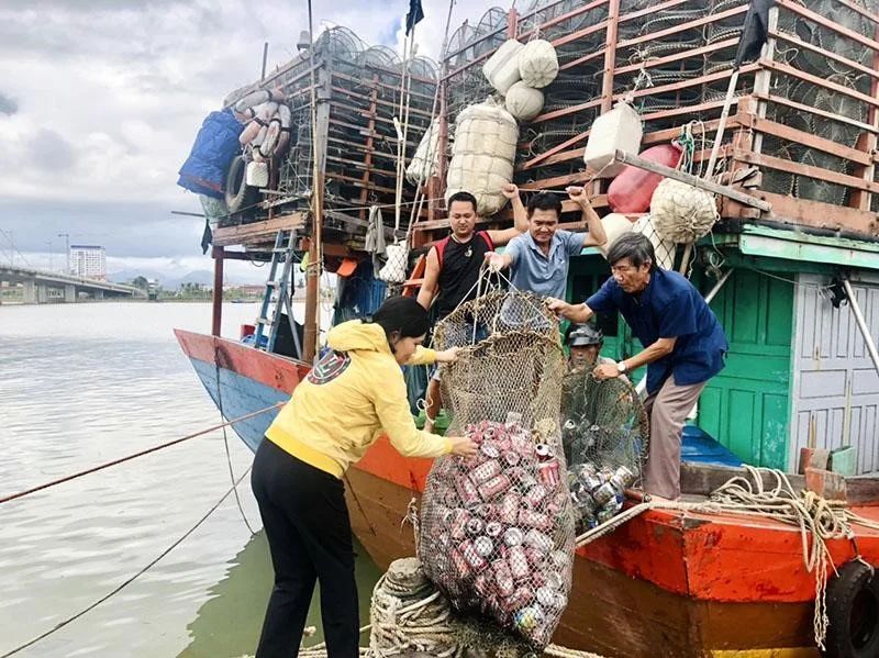 Quảng Bình: Mở rộng mô hình ngư dân mang rác về bờ 