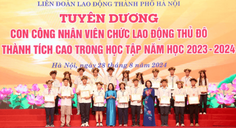 Biểu dương 100 gia đình công nhân, viên chức, lao động Thủ đô tiêu biểu