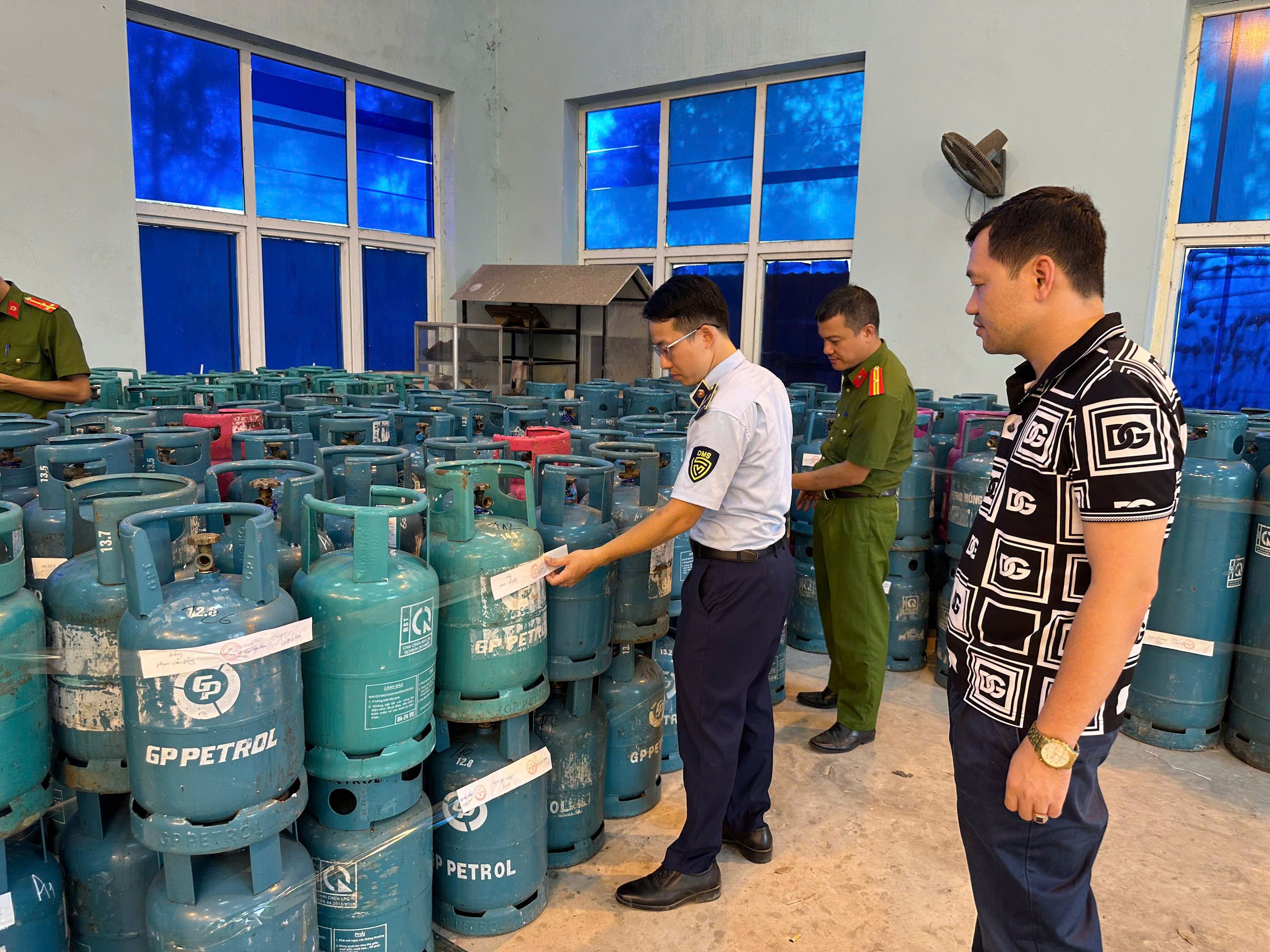 Phát hiện cơ sở san, chiết, nạp lượng lớn LPG trái phép tại Bắc Ninh