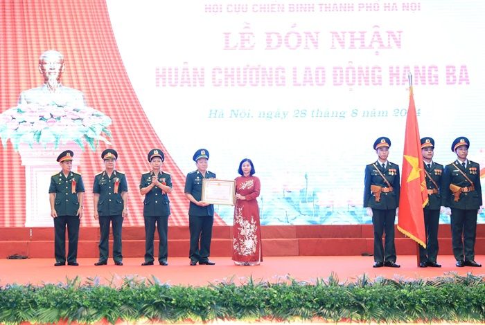 Hội Cựu chiến binh thành phố Hà Nội đón nhận Huân chương Lao động hạng Ba