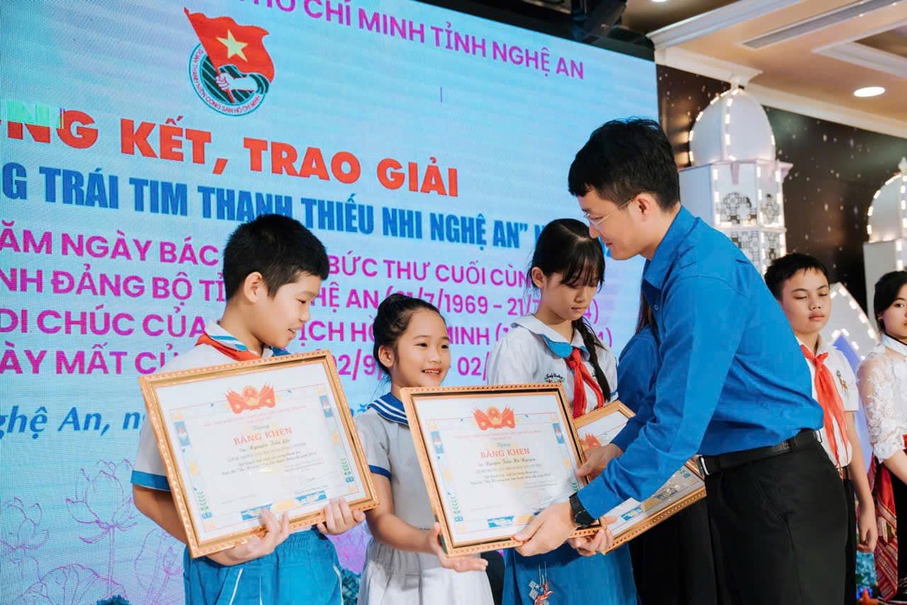 Trao giải cuộc thi "Bác Hồ trong trái tim Thanh thiếu nhi Nghệ An" năm 2024