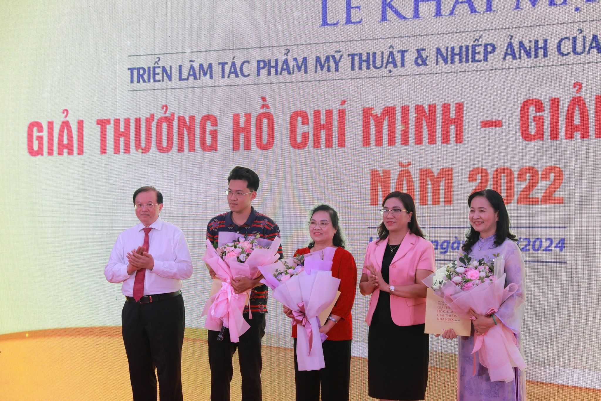 Tôn vinh những sáng tạo nghệ thuật của các họa sĩ, nhà điêu khắc, nghệ sĩ nhiếp ảnh