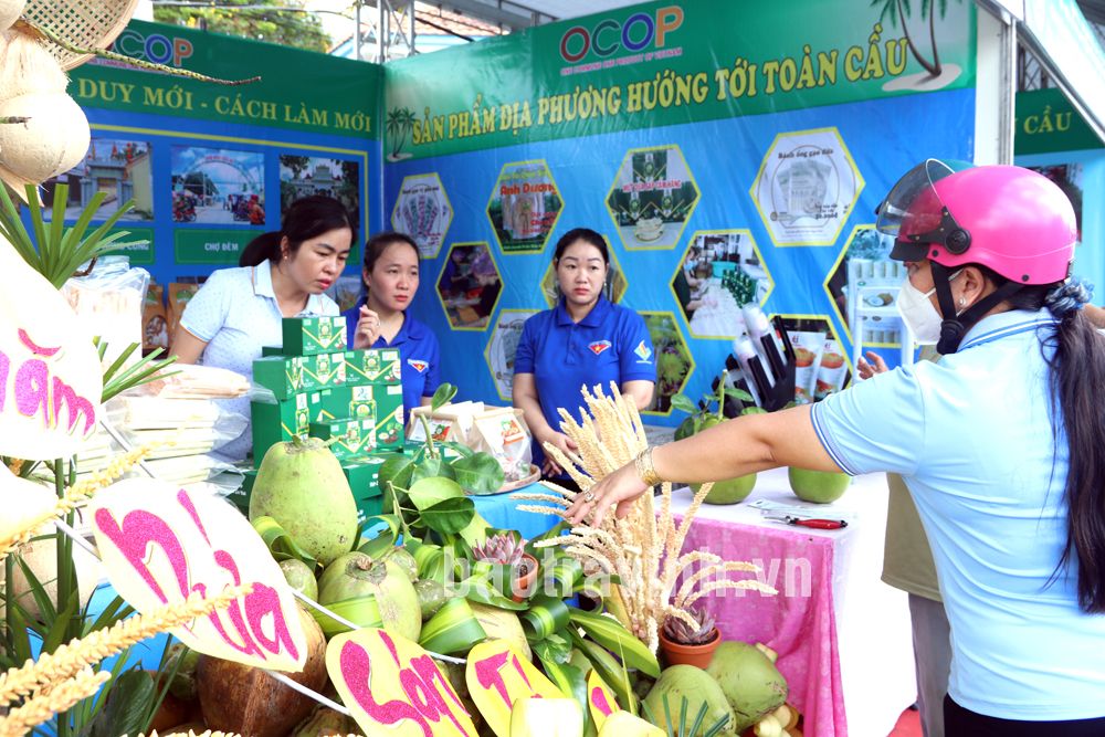 Trên 43 nghìn lượt khách đến Festival 100 năm Dừa sáp Trà Vinh và Tuần lễ Vu lan Thắng hội