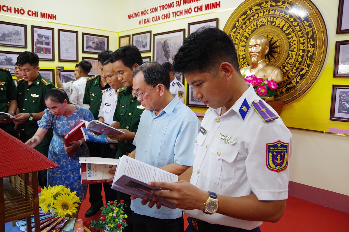 Sinh hoạt chuyên đề “Di chúc của Chủ tịch Hồ Chí Minh - ngọn đuốc soi đường cách mạng”