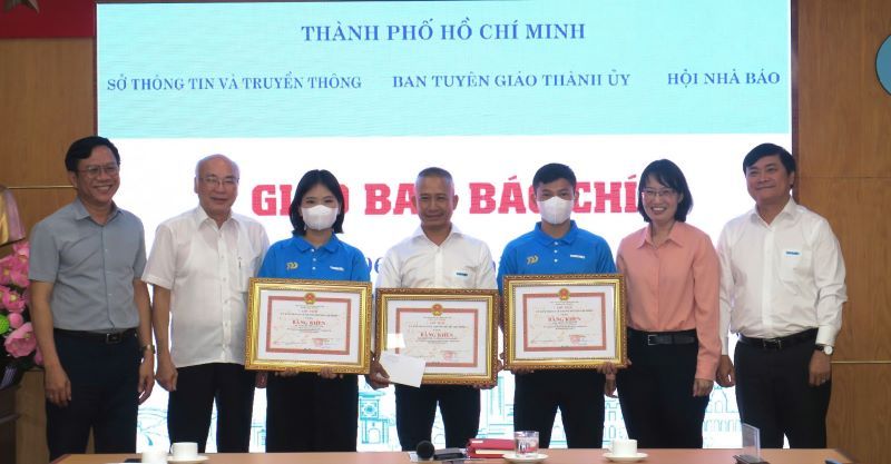 Trao bằng khen cho báo Thanh Niên về loạt bài phản án vụ bạo hành trẻ em tại Mái ấm Hoa Hồng