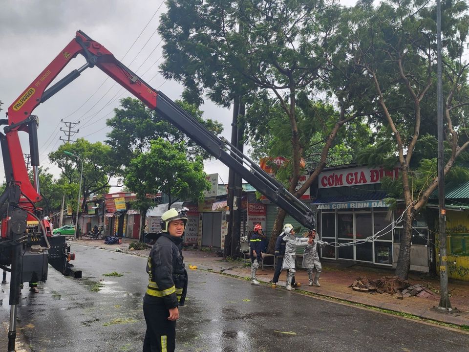 Hà Nội: Hơn 1.500 chiến sĩ công an cứu nạn cứu hộ người dân trong mưa bão