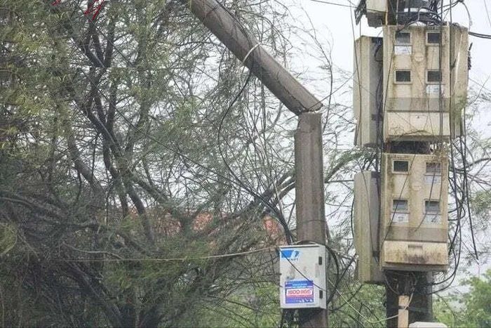 Siêu bão Yagi quật ngã đường dây, hàng trăm nghìn người chịu cảnh mất điện