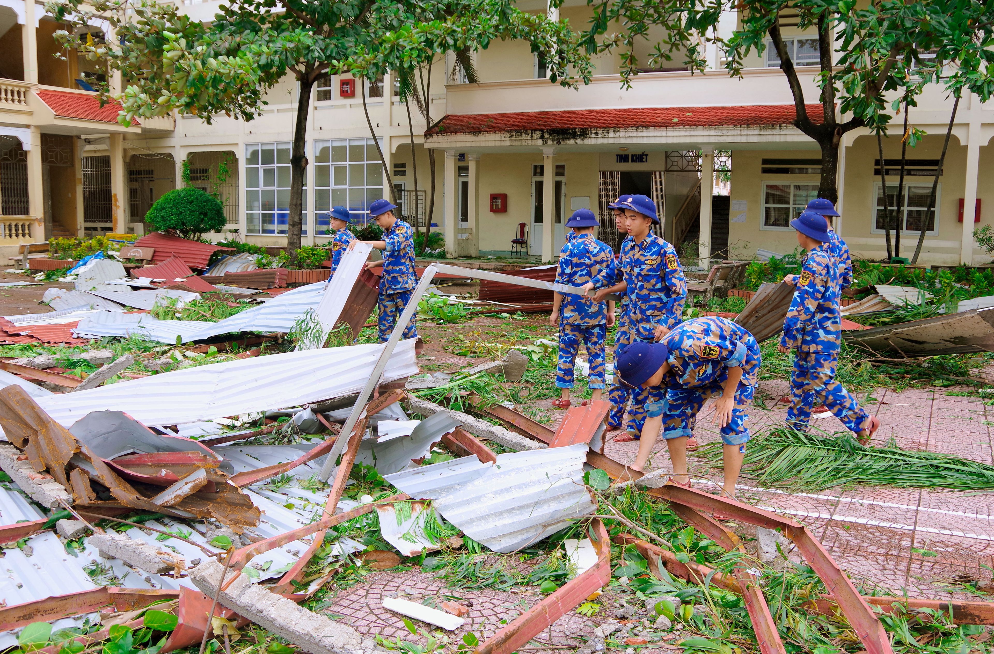 Cán bộ, chiến sĩ Vùng 1 Hải quân tham gia khắc phục hậu quả sau bão số 3