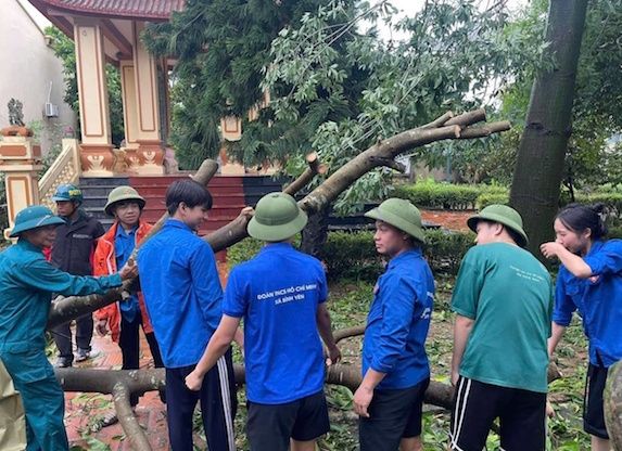 Thanh niên Thủ đô tình nguyện cùng lực lượng chức năng khắc phục hậu quả bão số 3