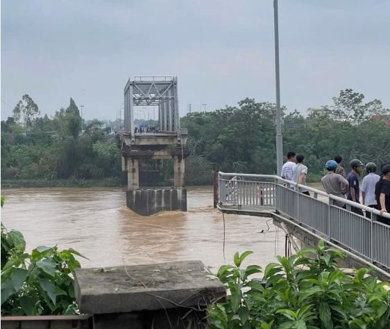 Tập trung khắc phục sự cố sập nhịp cầu Phong Châu và ứng phó, khắc phục hậu quả mưa lũ