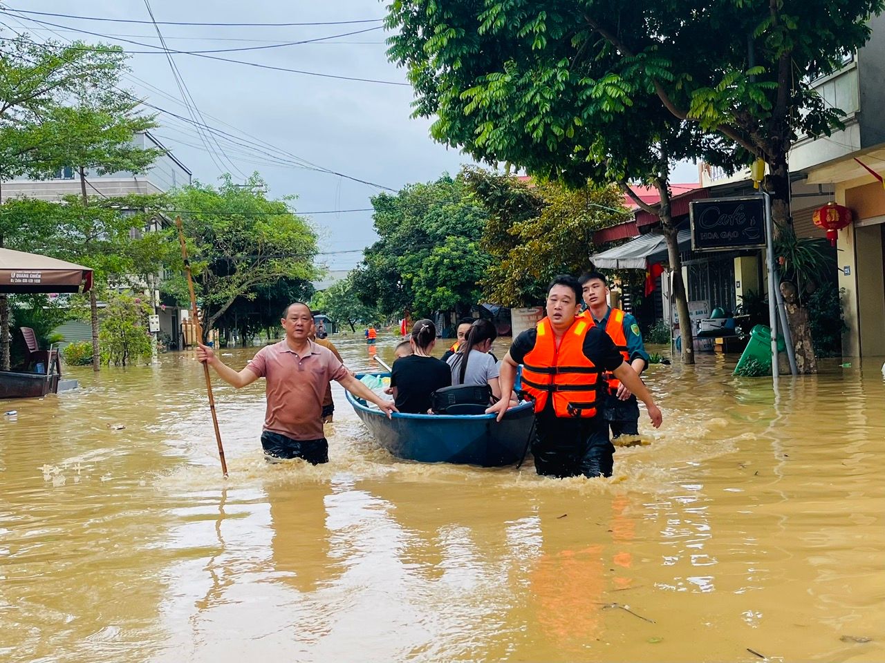 Ứng phó với lũ lớn trên sông Cầu: Tính mạng con người là trên hết