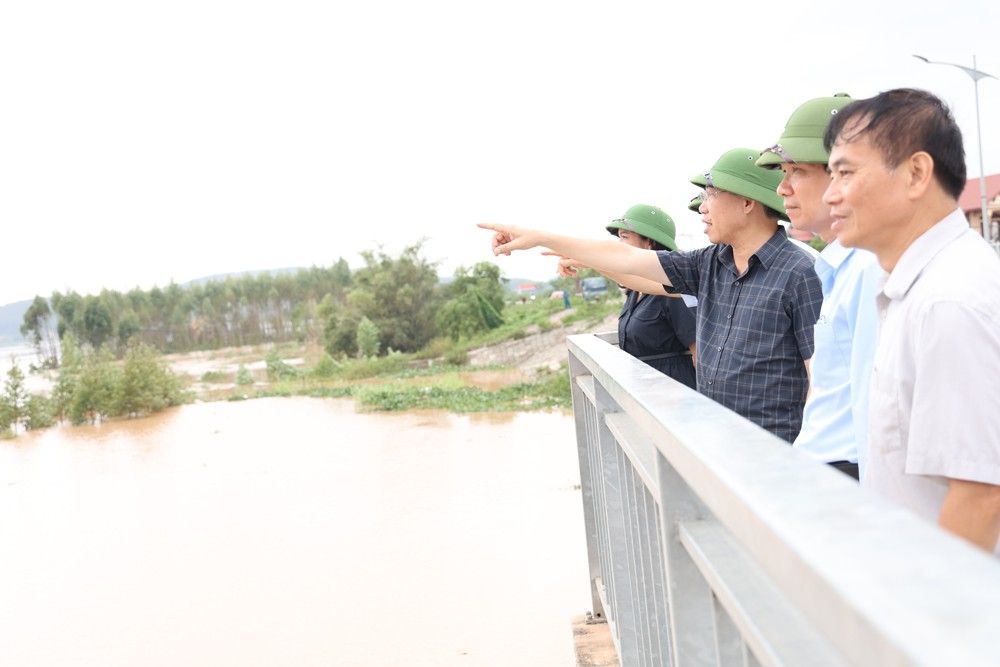 Chủ tịch UBND tỉnh Lê Ánh Dương kiểm tra công tác phòng, chống lũ tại một số địa phương