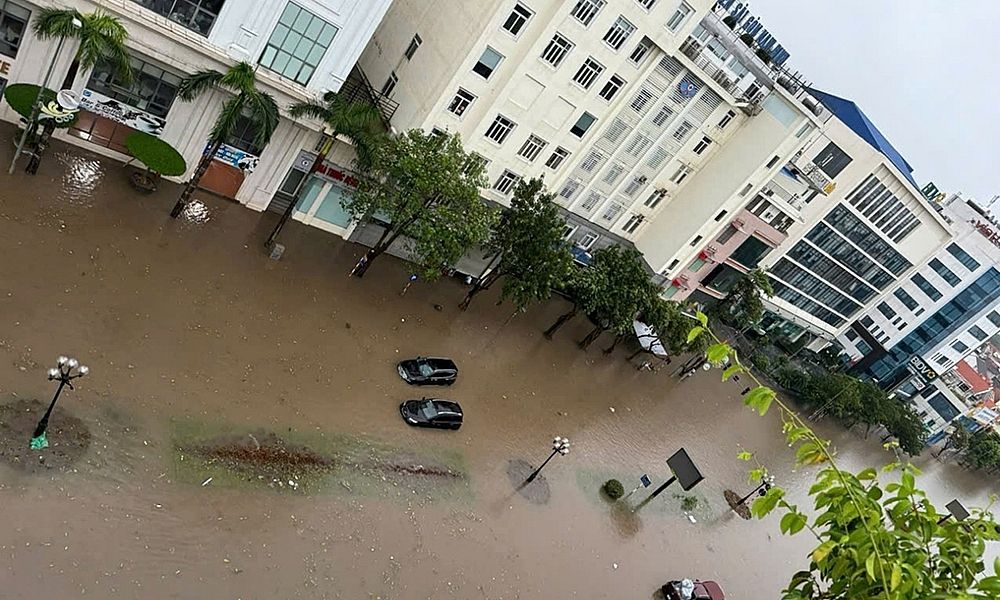 Mưa lớn trong đêm, thành phố Nam Định ngập nặng