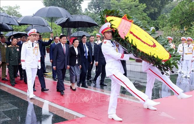 Tổng Bí thư, Chủ tịch nước Lào Thongloun Sisoulith vào Lăng viếng Chủ tịch Hồ Chí Minh