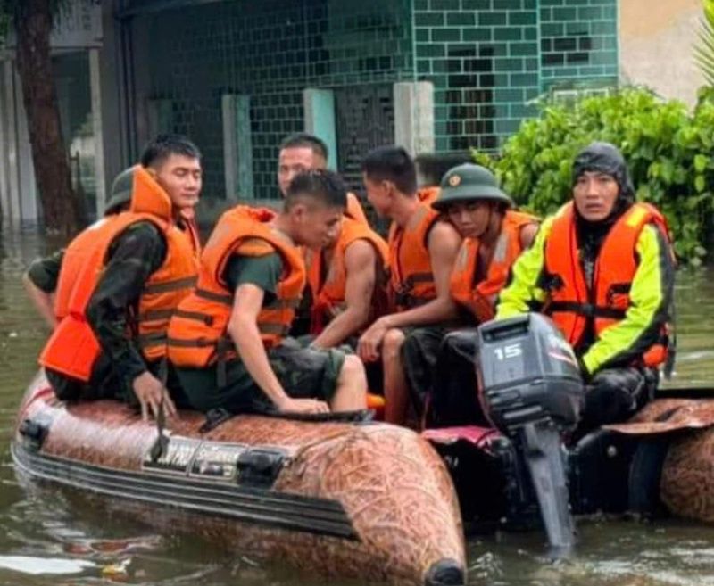 Xuồng hơi của thanh niên Thủ đô tới cứu hộ người dân vùng lũ