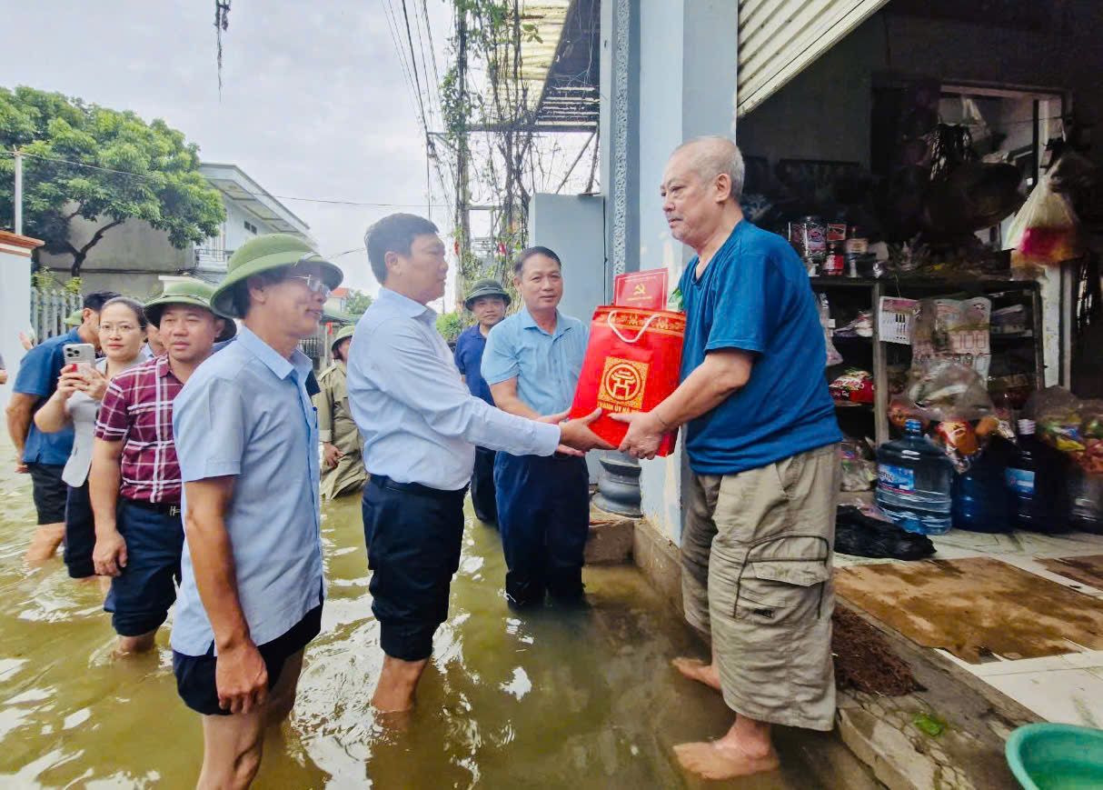 Lãnh đạo thành phố Hà Nội kiểm tra, tặng quà các hộ dân vùng lũ Quốc Oai