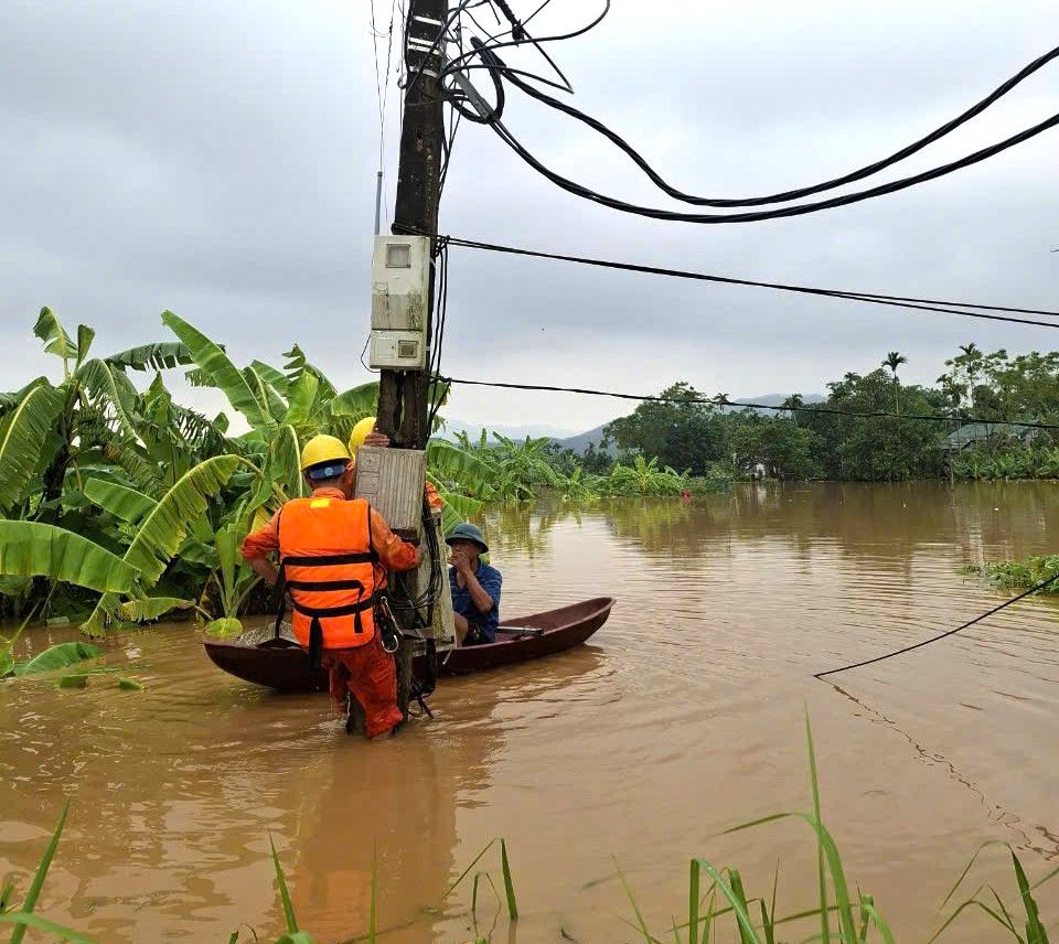 EVN vận hành khắc phục sự cố lưới điện và đảm bảo an toàn hồ đập