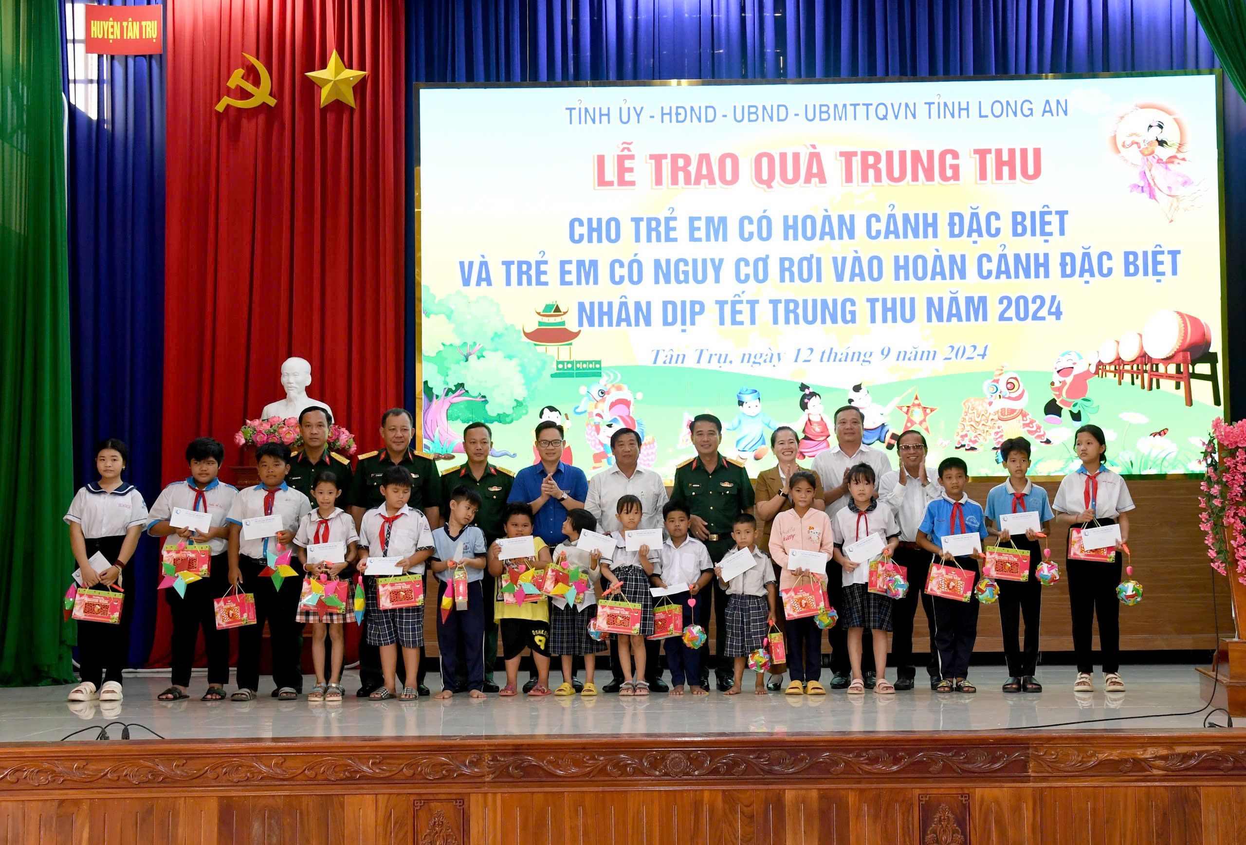 Tỉnh Long An trao quà Trung thu cho trẻ em