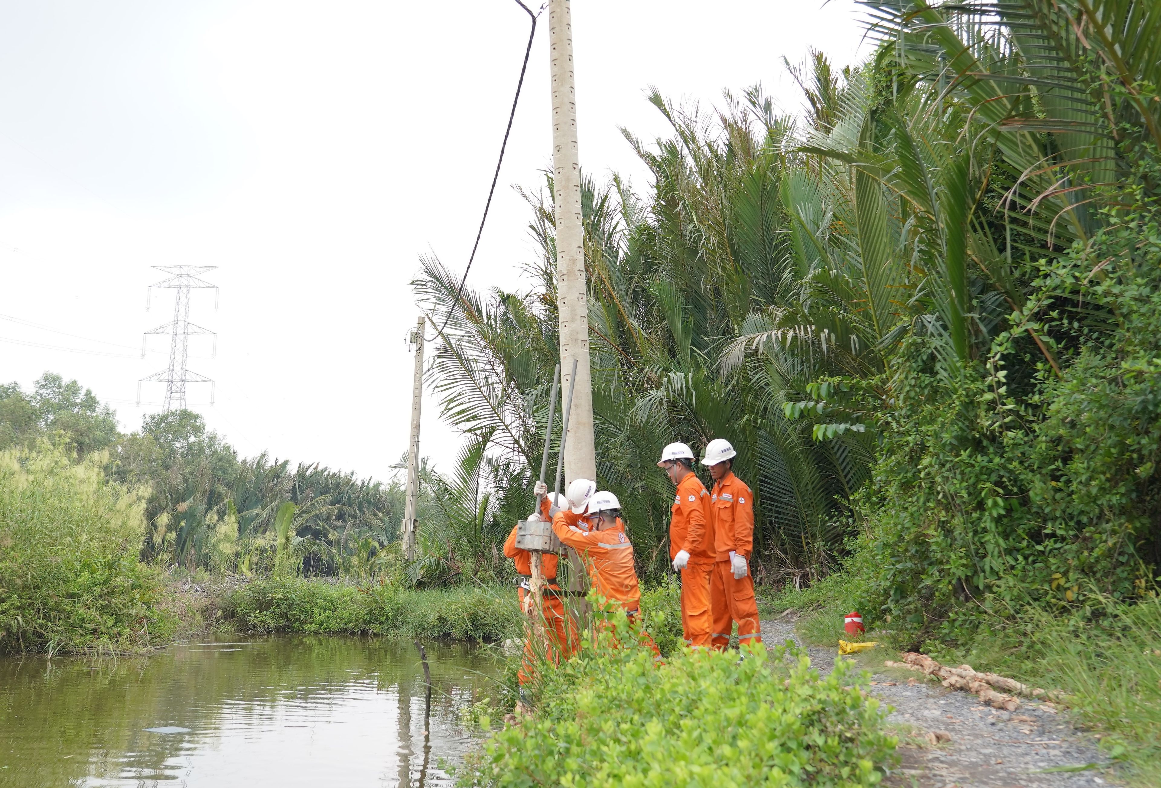 EVNHCMC tăng cường kiểm tra, đảm bảo toàn điện mùa mưa bão, ngập úng