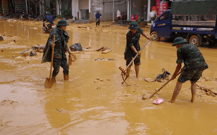 Yên Bái: Lữ đoàn 297, Quân khu 2 giúp dân xử lý bùn đất