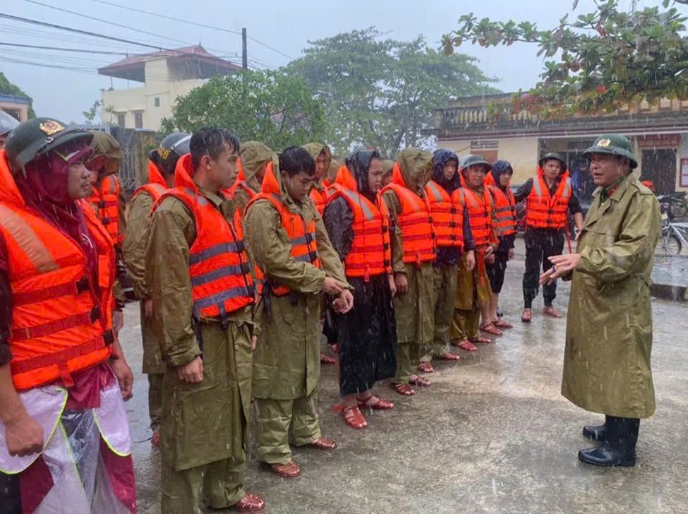 Công an tỉnh Thái Bình khẩn trương giúp nhân dân khắc phục thiệt hại sau mưa lũ 