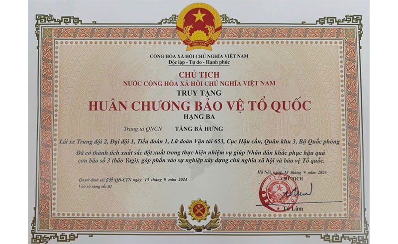 Truy tặng Huân chương Bảo vệ Tổ quốc hạng Ba cho Trung tá Tăng Bá Hưng