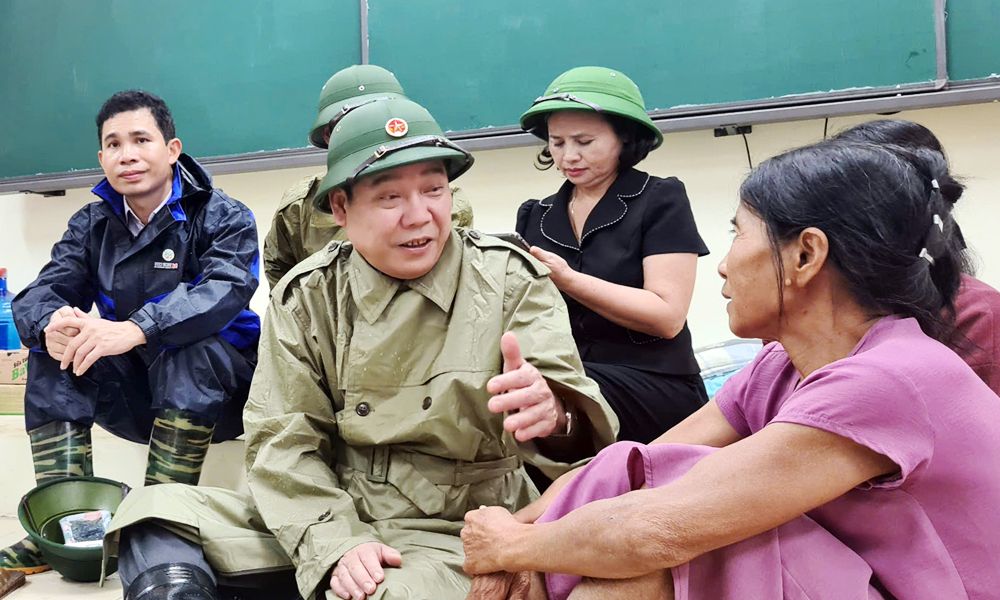 Bí thư Tỉnh ủy Bắc Giang Nguyễn Văn Gấu kiểm tra phòng, chống lũ tại huyện Hiệp Hòa và Yên Thế