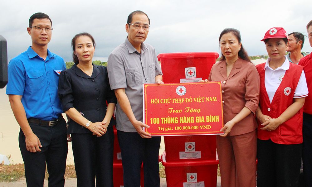 Phó Bí thư Thường trực Tỉnh ủy Lê Thị Thu Hồng trao hàng hỗ trợ người dân vùng lũ