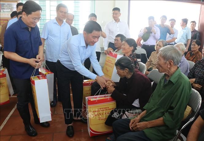 Đồng chí Trần Cẩm Tú thăm, động viên, tặng quà nhân dân vùng lũ tại Bắc Ninh