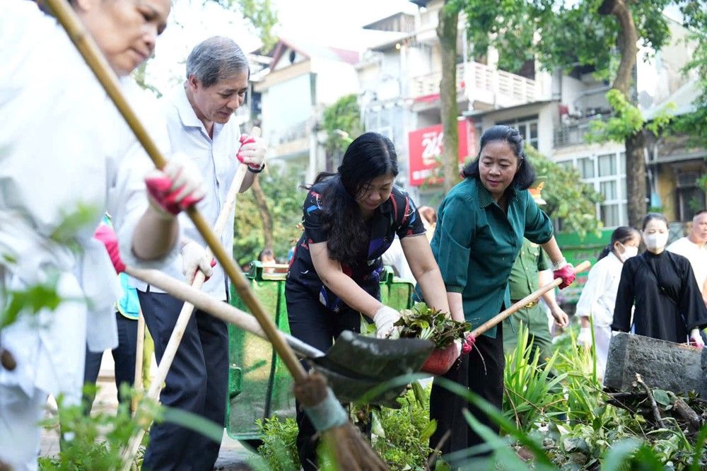 Bí thư thành uỷ Hà Nội cùng người dân xuống đường dọn vệ sinh môi trường sau bão số 3