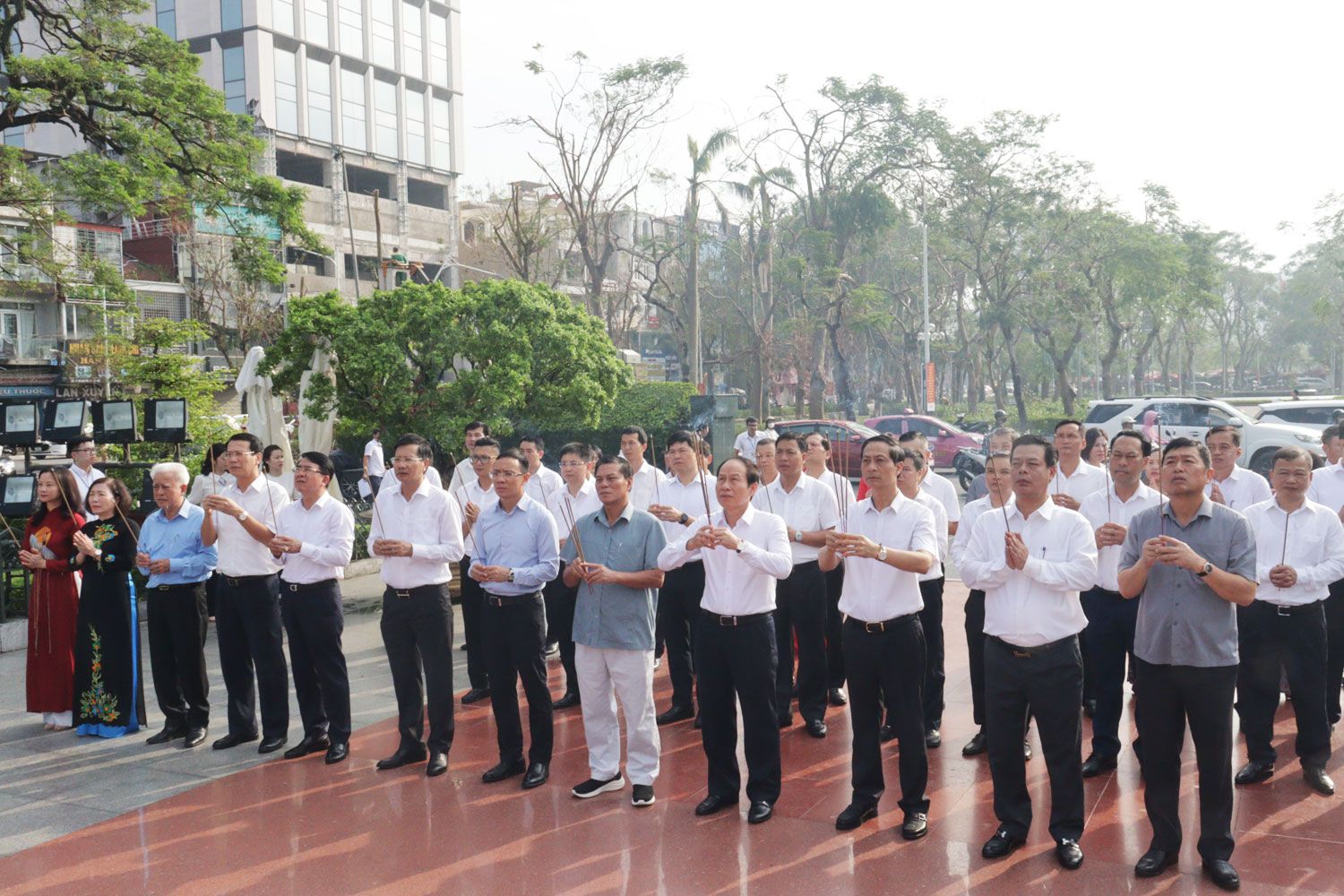 Lãnh đạo thành phố Hải Phòng dâng hương kỷ niệm 1983 năm ngày Nữ tướng Lê Chân thắng trận