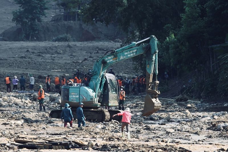 “Sao mãi mẹ không về”: Lắng đọng tình người sau cơn bão lũ