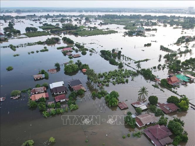 Điện thăm hỏi về tình hình ngập lụt ở Lào