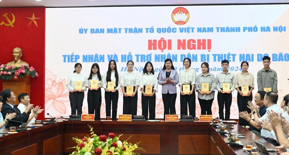 Hà Nội tiếp nhận ủng hộ và trao hỗ trợ cho sinh viên các tỉnh miền núi phía Bắc bị thiệt hại do bão, lũ