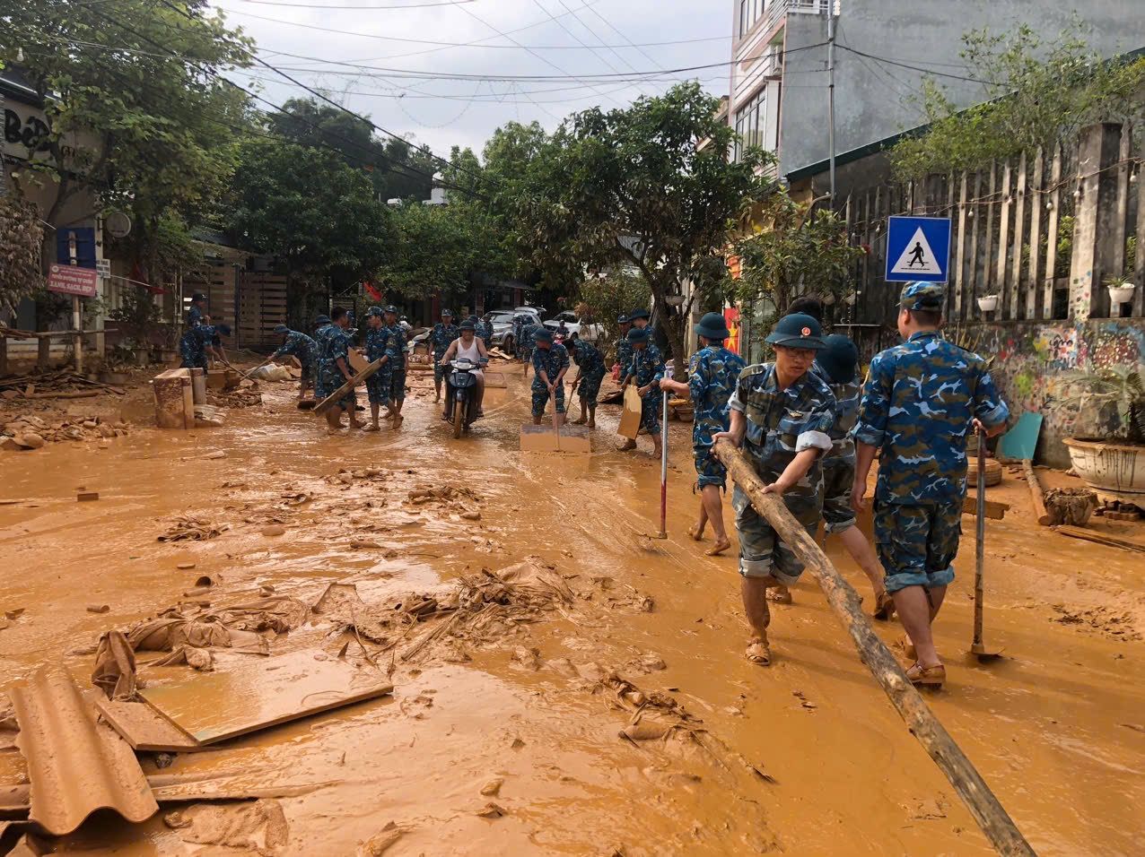 Trung đoàn Không quân 921 sát cánh cùng nhân dân vượt qua bão, lũ