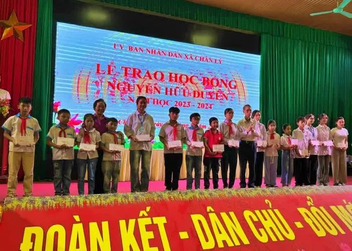 Hà Nam: Trao học bổng Nguyễn Hữu Duyên năm học 2023 - 2024 