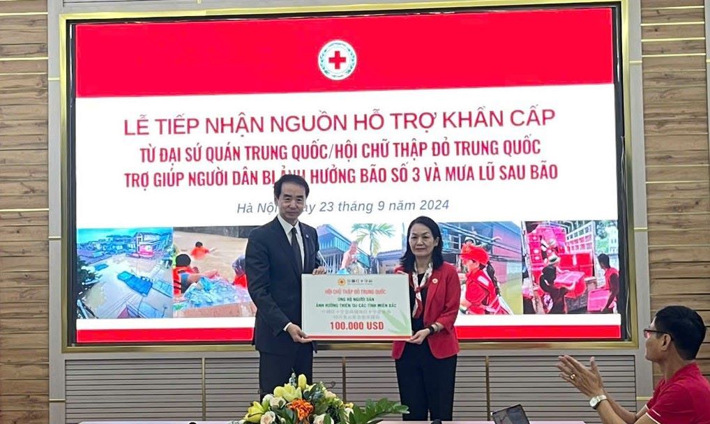 Tiếp nhận 100.000 USD từ Đại sứ quán Trung Quốc ủng hộ người dân bị ảnh hưởng bão số 3