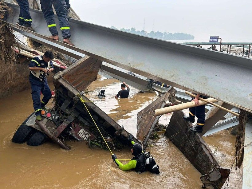 Tìm thấy nạn nhân thứ 4 trong vụ sập cầu Phong Châu (Phú Thọ)