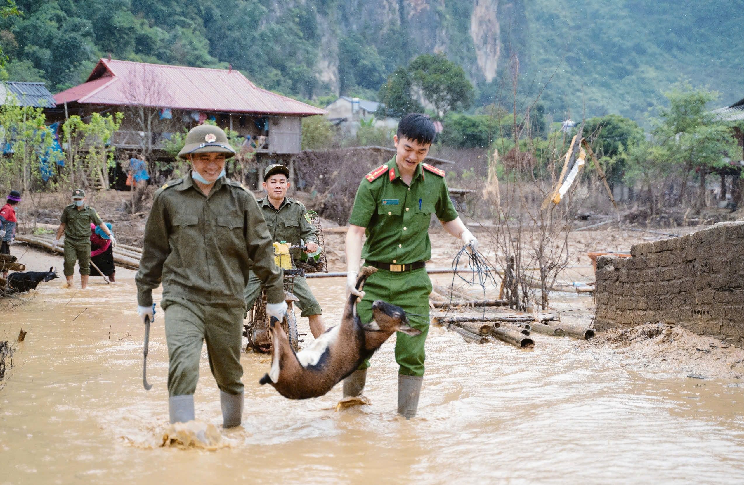 Công an thành phố Sơn La ra quân giúp dân sau lũ rút