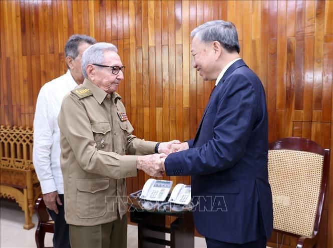 Tổng Bí thư, Chủ tịch nước Tô Lâm chào Lãnh tụ Cách mạng Cuba, Đại tướng Raul Castro