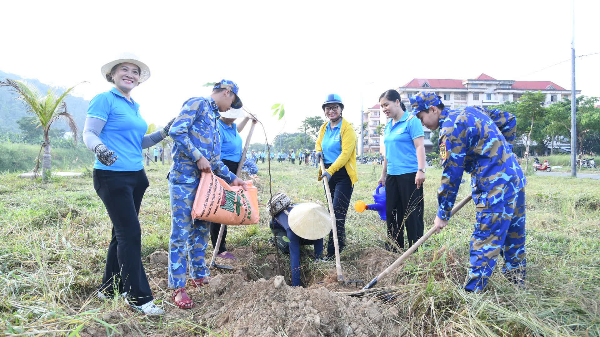 Lữ đoàn 172 hưởng ứng thực hiện đề án “Trồng một tỷ cây xanh”